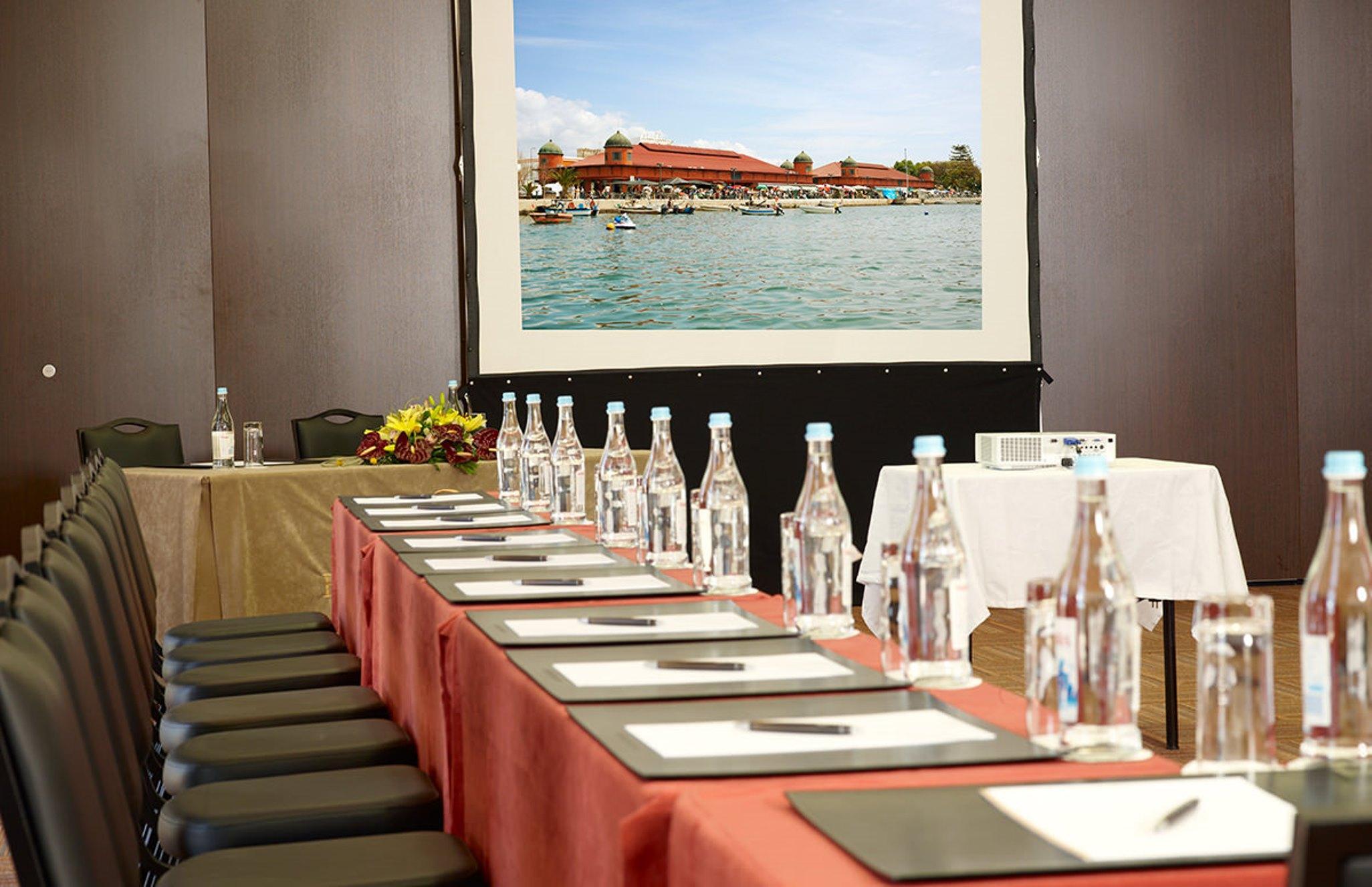 リアル マリーナ ホテル ＆ スパ オリョン エクステリア 写真 A projection screen in a meeting room