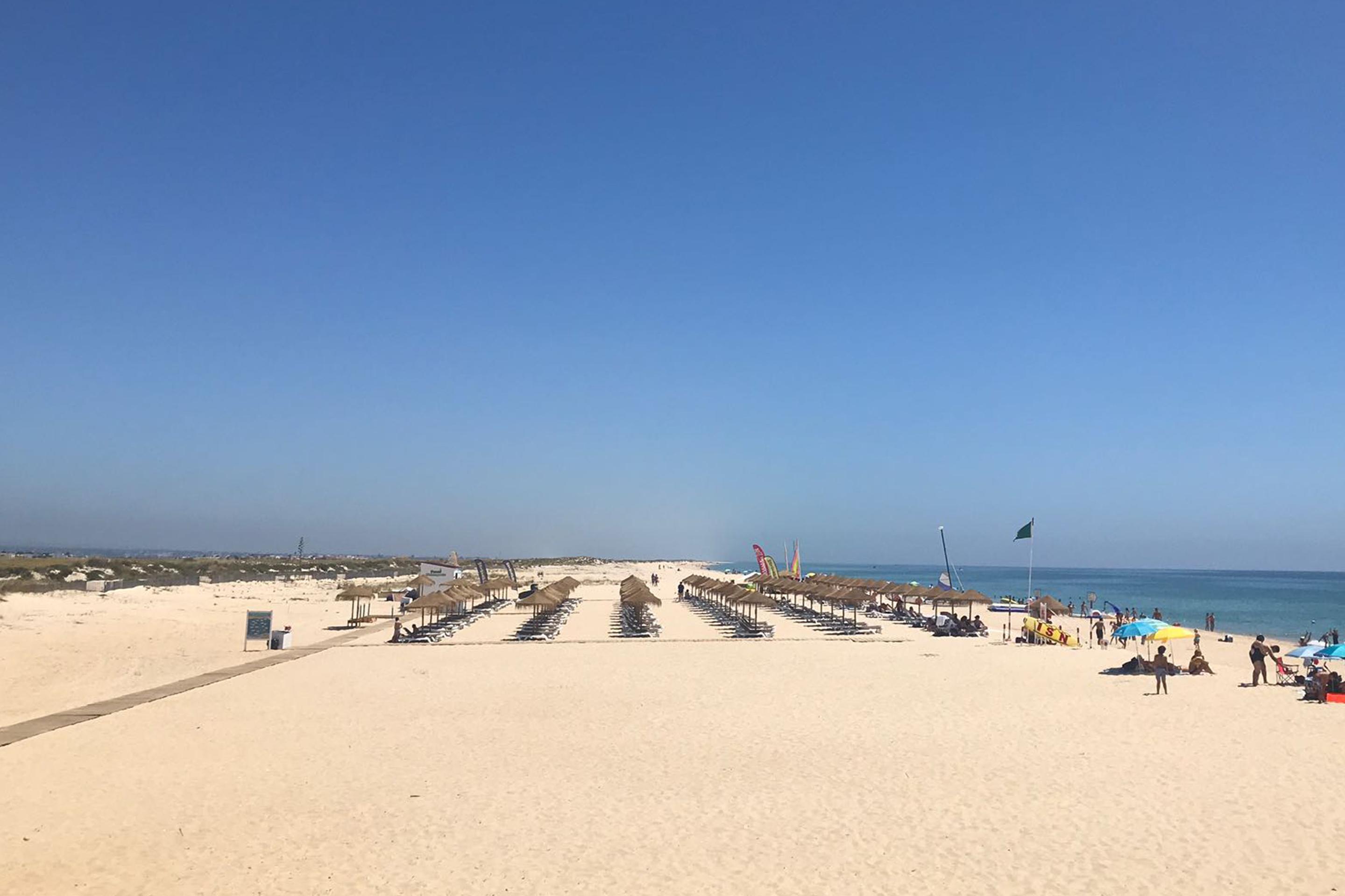 リアル マリーナ ホテル ＆ スパ オリョン エクステリア 写真 The beach of the resort