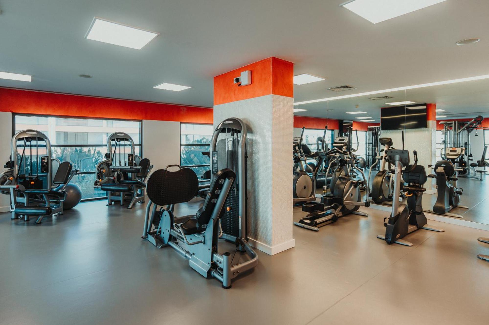リアル マリーナ ホテル ＆ スパ オリョン エクステリア 写真 The gym at the University of Roehampton