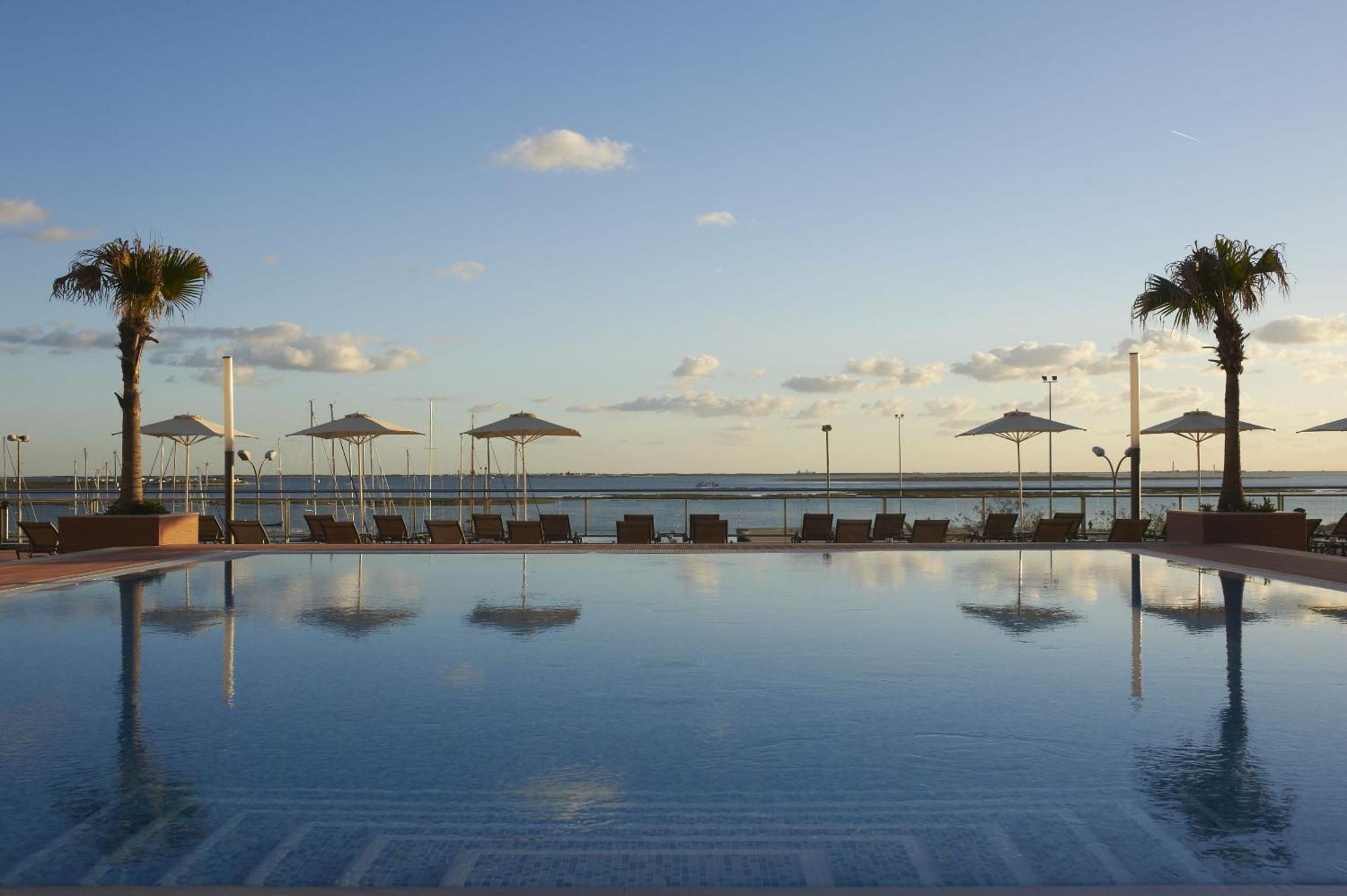 リアル マリーナ ホテル ＆ スパ オリョン エクステリア 写真 View of the pool at the hotel
